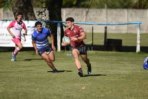 El wing rosarino Santacreu, a punto de apoyar uno de sus tres tries.