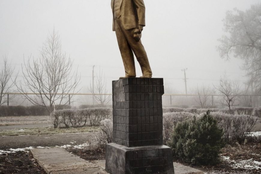 ELLITORAL_446079 |  Guillaume Herbaut La estatua de Lenin en Podilsk (Ucrania) fue destruida por grupos ultranacionalistas en diciembre de 2013
