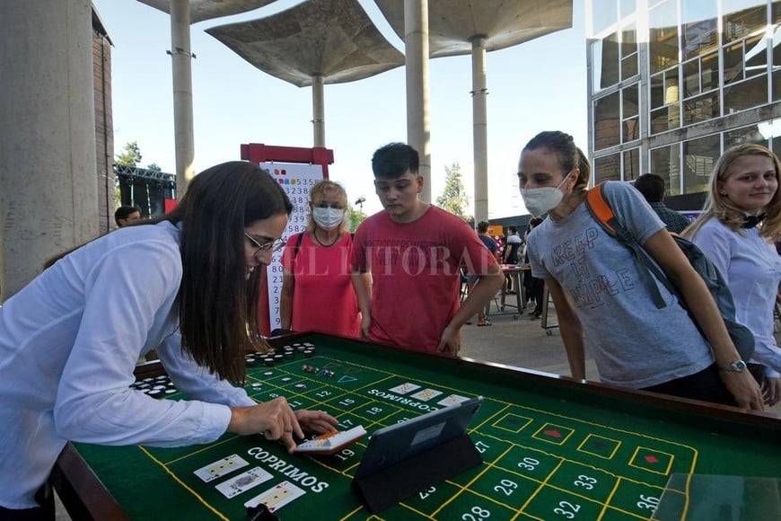 ELLITORAL_444664 |  Pablo Aguirre La  crupier  en el Casino imaginario, que sirvió para explicar problemas de aleatoriedad y probabilidad.