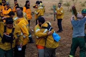 ELLITORAL_442498 |  Gentileza El festejo de los bomberos correntinos el primer día de lluvia cuando los incendios azotaban la provincia.
