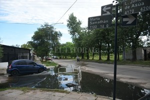 ELLITORAL_442996 |  Manuel Fabatía El charco de aguas servidas está  desde hace unas dos semanas , dice Leandro. Él y su familia viven encerrados por el olor nauseabundo.