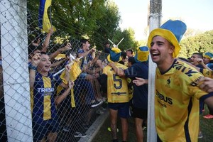 Pablo Aguirre Lautaro Pochón. De galera y bastón. Uno de los buenos jugadores del plantel de Minella. En la fiesta y junto a su gente.