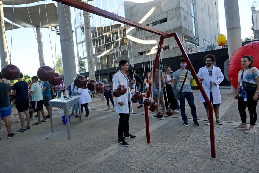 ELLITORAL_444666 |  Pablo Aguirre El péndulo y las bolas,  calibradas  con precisión en la longitud de cada una de ellas.