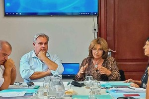 Gentileza El presidente de Diputados, Farías, y la ministra Silvina Frana, ayer en reunión con jefes de bloque antes de la sesión para informar sobre el crédito para San Javier.