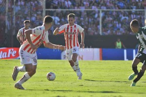 Eduardo Seval Pajarito  Juárez con pelota dominada y Peralta Bauer picando para marcarle el pase. El primero continuaría siendo titular; el segundo, de correcto desempeño ante Banfield, podría dejar su lugar entre los once.