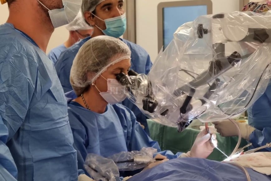 ELLITORAL_441679 |  Gentileza Pensemos que fue una intervención muy fina, compleja: cada implante es un desafío , destacó el Dr. De Prado.