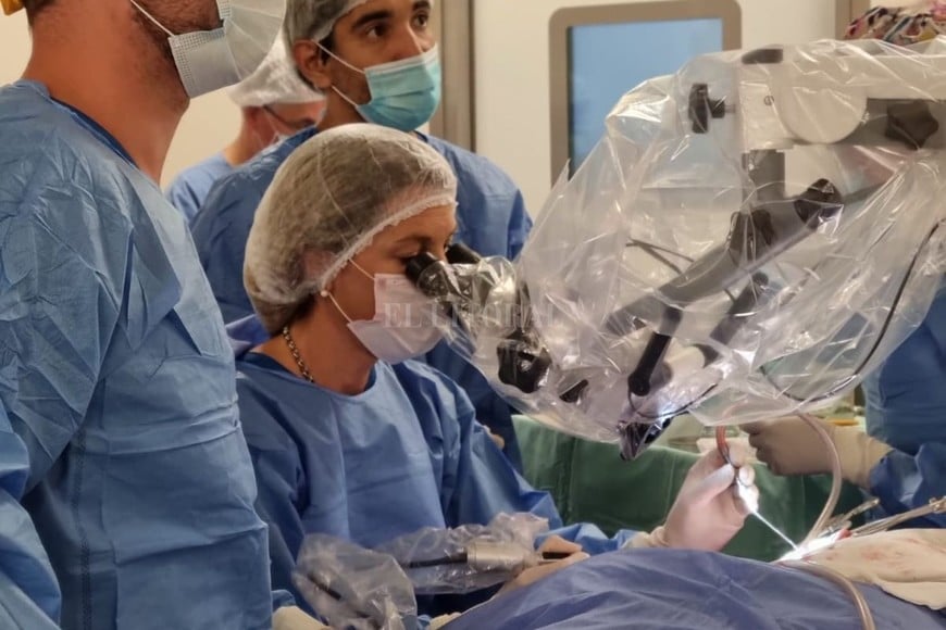 ELLITORAL_441679 |  Gentileza Pensemos que fue una intervención muy fina, compleja: cada implante es un desafío , destacó el Dr. De Prado.