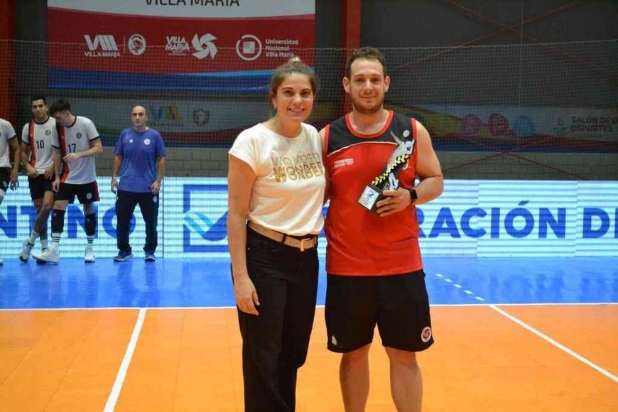 ELLITORAL_443478 |  Gentileza Matías Albrecht recibió el premio al mejor jugador del torneo.