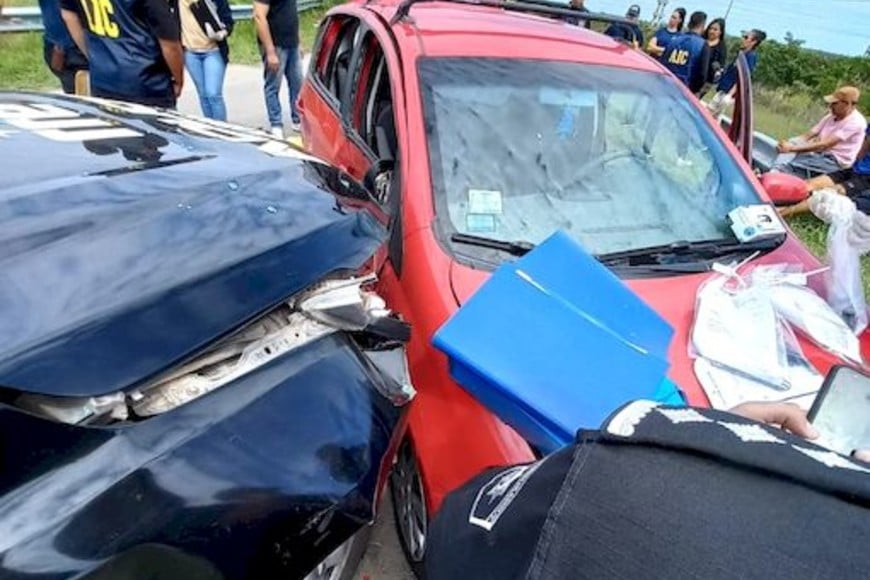 ELLITORAL_445044 |  Gentileza Cinco hombres armados iban arriba del auto en fuga: dos quedaron detenidos y los tres restantes escaparon entre los pastizales.