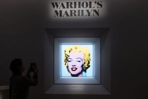 ELLITORAL_445003 |  EFE Un grupo de personas observa el cuadro ´Shot Sage Blue Marilyn´ de Andy Warhol, durante el anuncio de la próxima subasta en Christie´s en Nueva York.