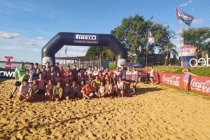 Gentileza Sol, arena y hockey. Las participantes de la 4ta. Edición de la Copa Fleming y Martolio de Beach Hockey disfrutaron de una jornada de competencia pero también de entretenimientos.