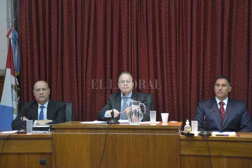 ELLITORAL_447651 |  Flavio Raina Los jueces Nicolás Falkenberg -presidente del tribunal- y José Luis García Troiano -derecha-, junto al conjuez Néstor Pereyra -izquierda-.