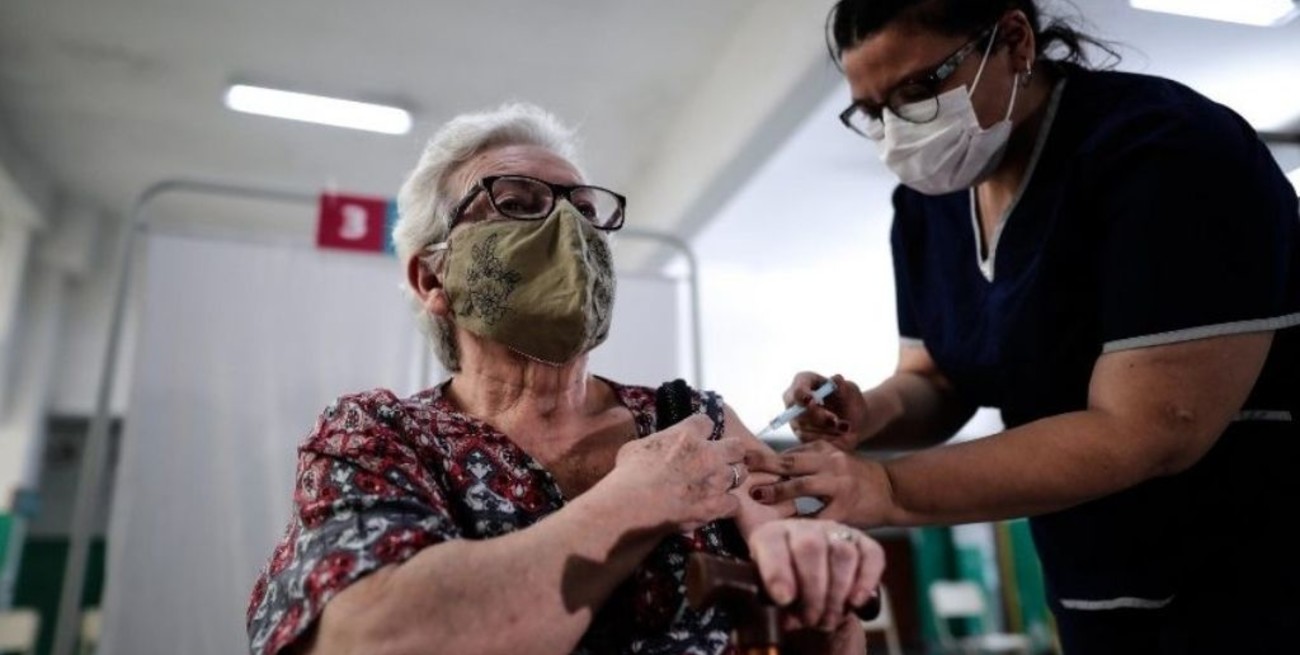 Un estudio argentino demuestra la eficacia de las vacunas en los mayores de 60 años