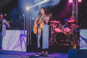 ELLITORAL_443372 |  Gentileza producción Janise junto a Maxi Acevedo en guitarra y Santiago Arreche en batería, dos pilares de su banda estable.