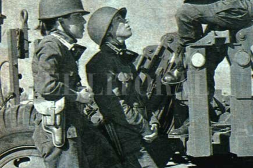 ELLITORAL_447577 |  Gentileza Enfermeras VGM, de izq. a der: Alicia Reynoso, Stella Morales, Gisela Basler. Comodoro Rivadavia, 1982. Revista Radiolandia 2000.