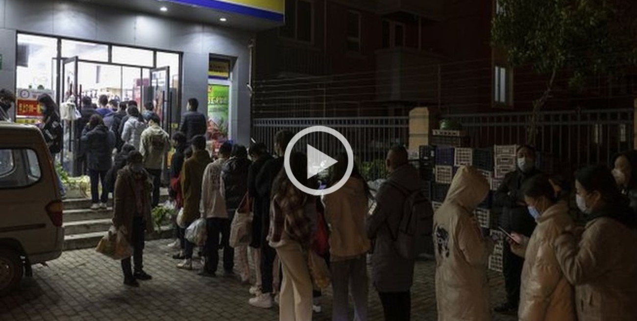 Video: peleas y "compras de pánico" por el confinamiento en Shanghái