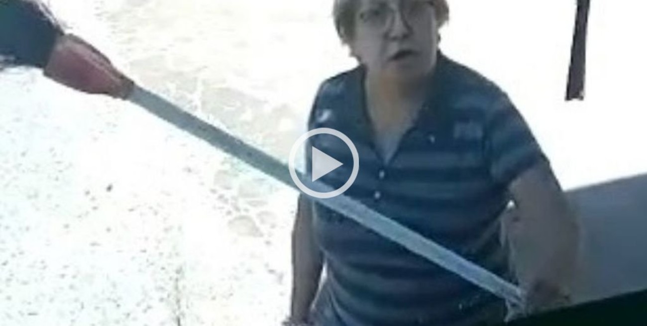 Viral en San Juan: se enojó y arremetió a escobazos contra el parabrisas de un colectivo