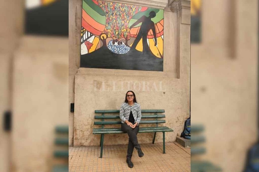 ELLITORAL_446156 |  Guillermo Di Salvatore Ana y el mural. Con emotivas palabras, la docente y artista participó del acto por los 46 años del Golpe en la escuela Industrial.