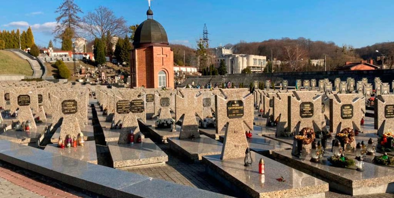 El Litoral en Ucrania: recorrida por el cementerio de Lviv donde descansan héroes locales