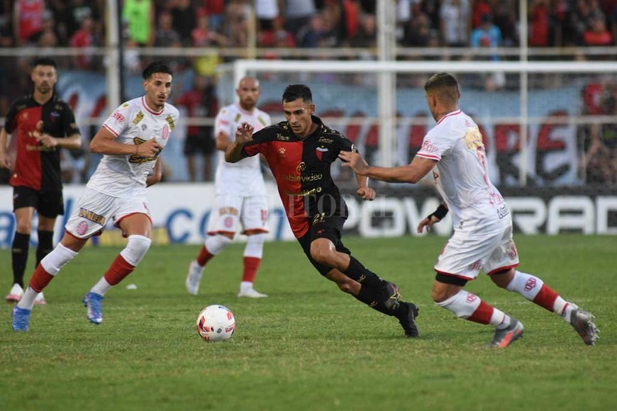 ELLITORAL_442867 |  Mauricio Garín Se veía venir. Eric Meza, con todo el empuje y frescura, se meterá de nuevo entre los once titulares de Colón para visitar a Lanús en La Fortaleza del Gran Buenos Aires y antes del clásico.