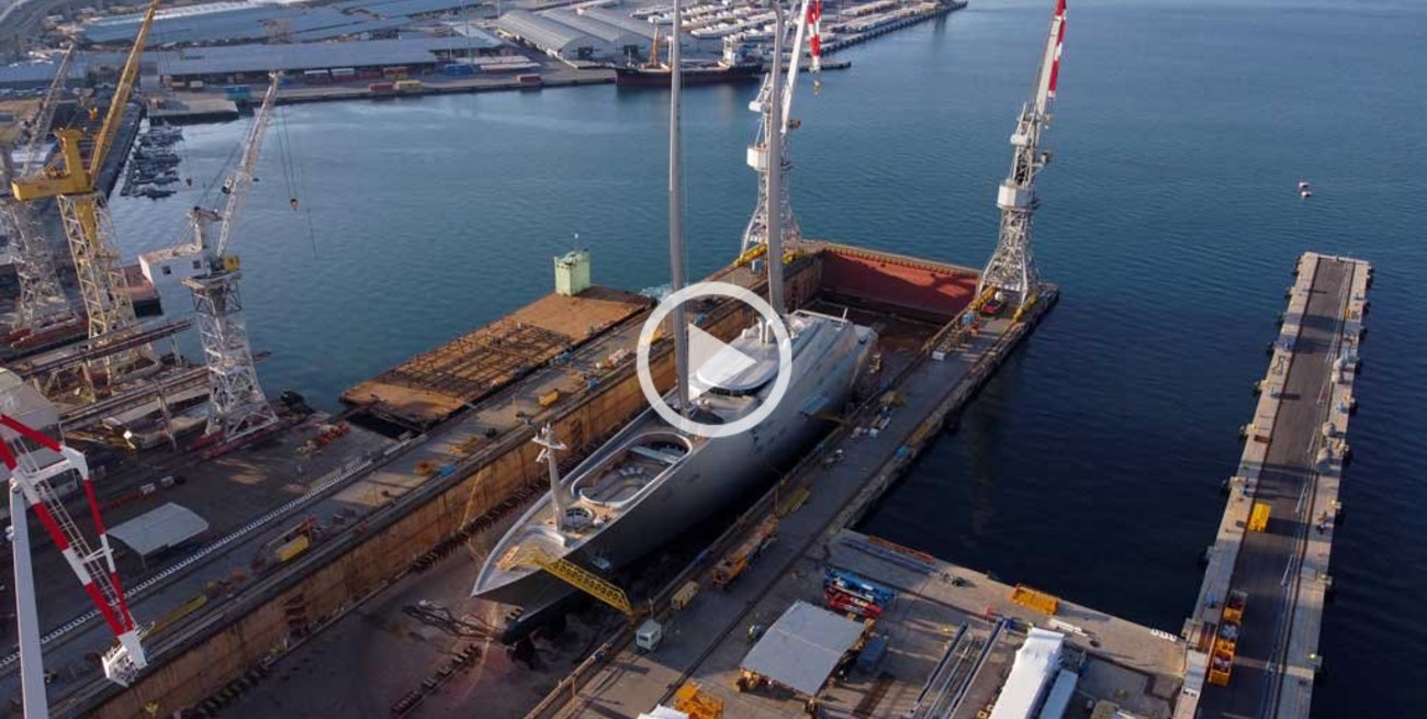 Fotos y video: secuestran el velero más grande del mundo a un millonario ruso cercano a Putin