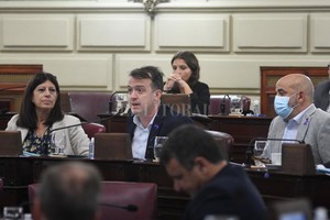 ELLITORAL_442577 |  Pablo Aguirre Habla el socialista Blanco y lo escuchan García y Palo Oliver, tres las voces de la bancada del Frente Progresista que votó a favor del presupuesto.