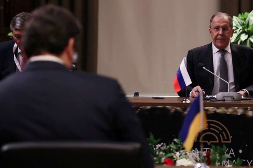 ELLITORAL_442332 |  Reuters. Lavrov de frente y Kuleba de espalda durante el encuentro en Turquía.