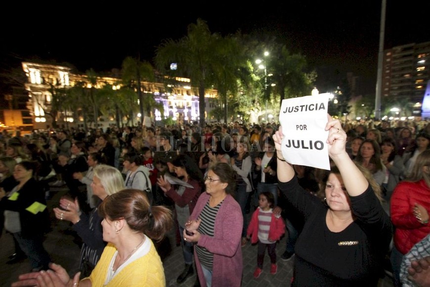 ELLITORAL_443442 |  Pablo Aguirre/Archivo Al día siguiente del crimen hubo una multitudinaria marcha para pedir Justicia por Julio Cabal en la plaza 25 de Mayo.