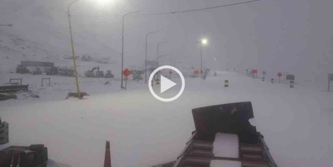 Video: cerraron el paso Cristo Redentor tras la primera nevada de la temporada 
