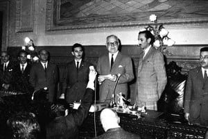 ELLITORAL_451537 |  Archivo El Litoral El gobernador Carlos Sylvestre Begnis jura la flamante Constitución Provincial, acompañado por Guillermo Chiaraviglio (presidente de la Convención Reformadora) y Danilo Kilibarda (secretario). El texto normativo fue publicado por primera vez en el diario El Litoral el 15 de abril de 1962, lo que aseguraba su vigencia.