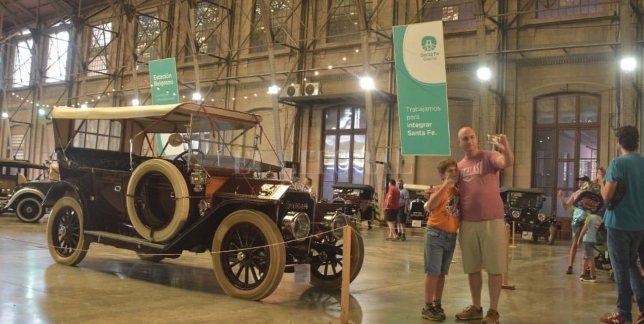 Una exposición de autos antiguos hizo lucir con "encanto retro" a la Estación Belgrano