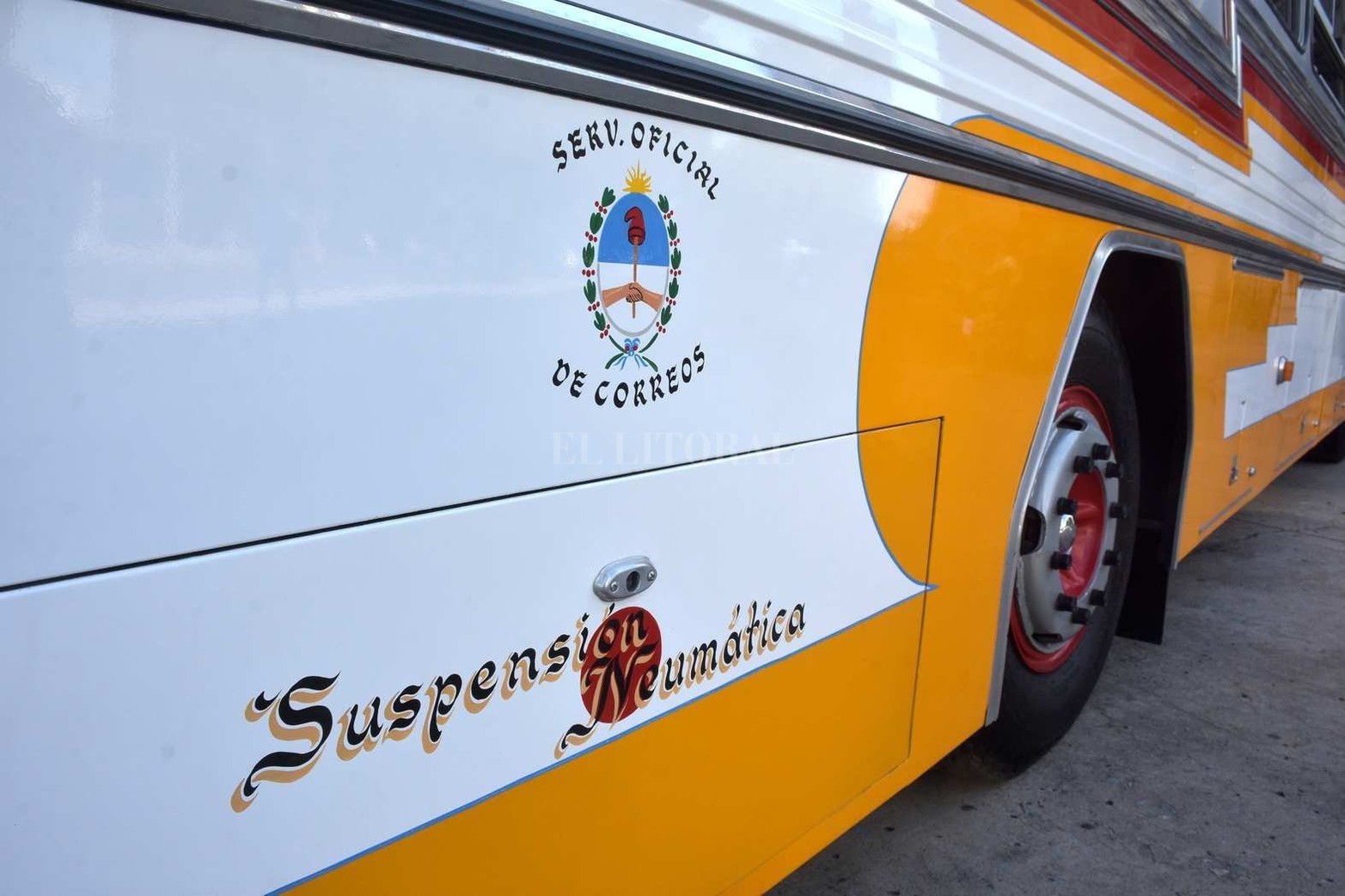 Una exposición de autos antiguos hizo lucir con "encanto retro" a la Estación Belgrano.