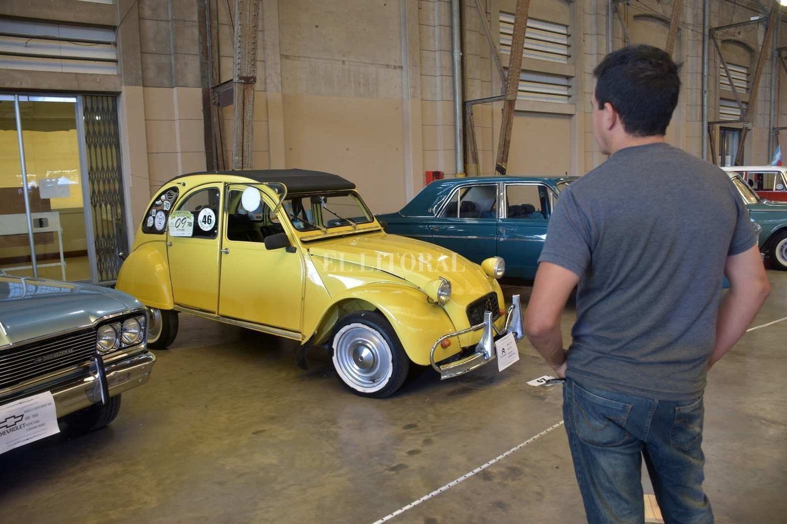 Una exposición de autos antiguos hizo lucir con "encanto retro" a la Estación Belgrano.