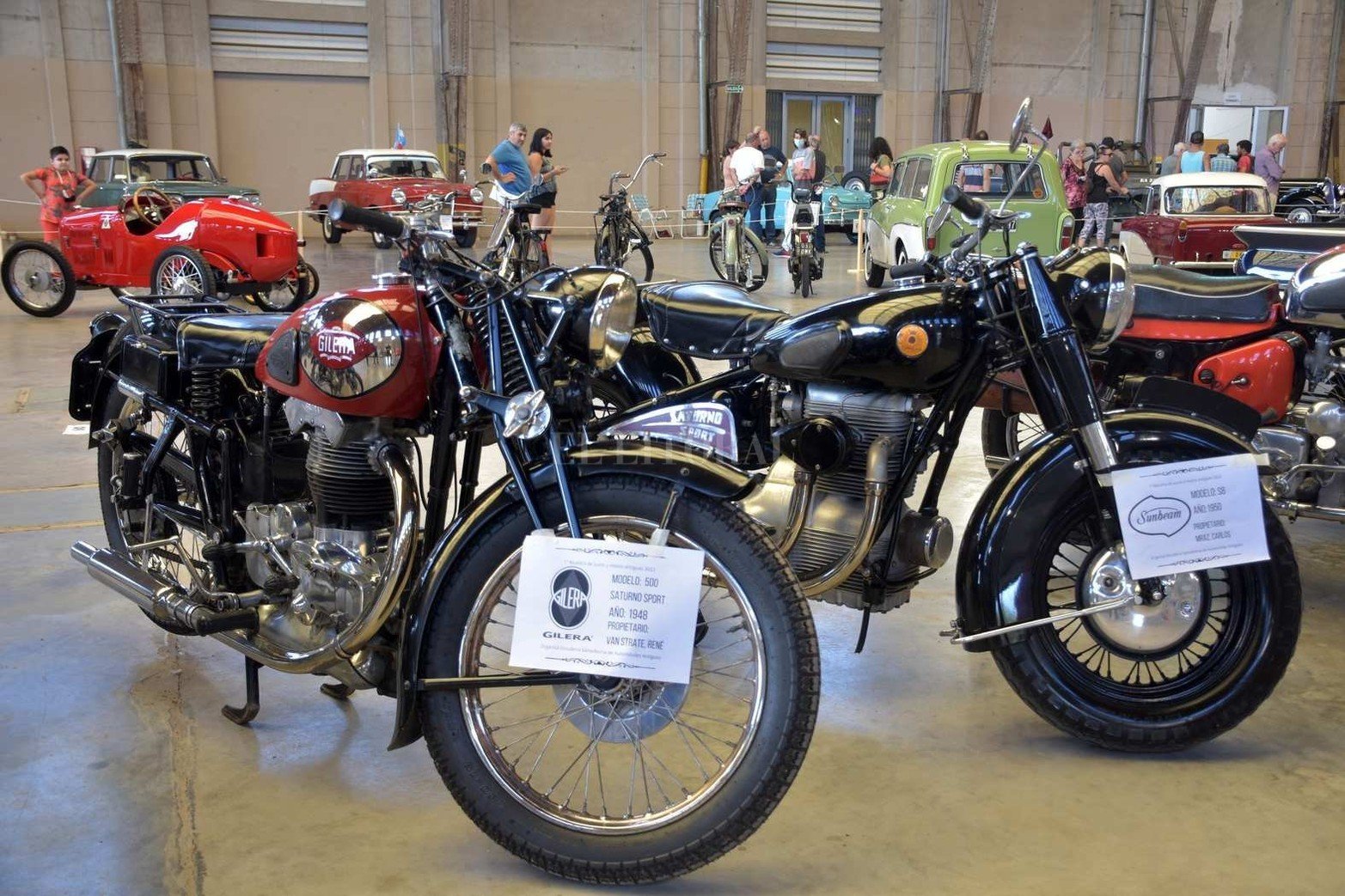 Una exposición de autos antiguos hizo lucir con "encanto retro" a la Estación Belgrano.
