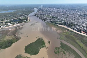ELLITORAL_449393 |  Fernando Nicola (Drone) Desde el drone. La imagen de la Laguna Setúbal y la ciudad de Santa Fe fue captada el 28 de marzo de 2022.