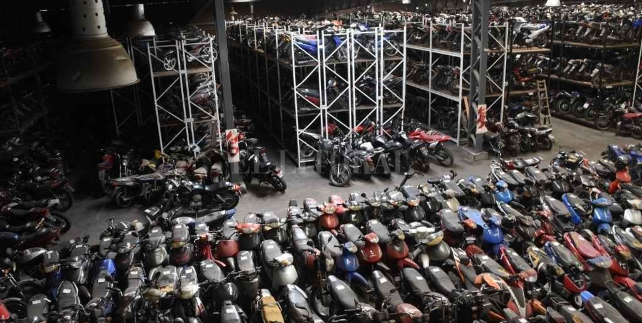 Motos, motos y más motos: el Corralón está lleno y el depósito judicial es un gran "cementerio"