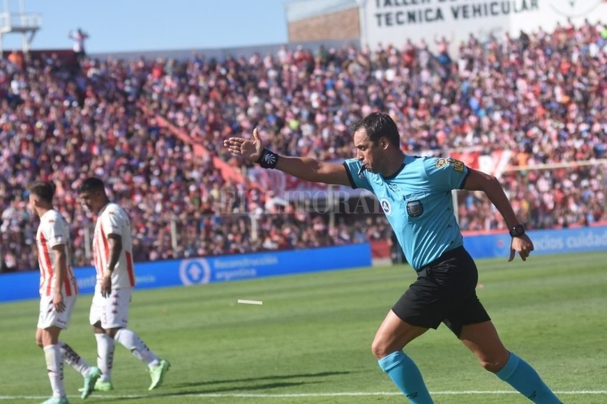 ELLITORAL_449545 |  Eduardo Seval Sin dudarlo. Luego de ignorar la falta de un defensor a Luna Diale, Rapallini recibió la recomendación del VAR y al ver la imagen en el monitor, no dudó en sancionar el penal, que fue convertido por Gastón González y significó el triunfo tatengue.