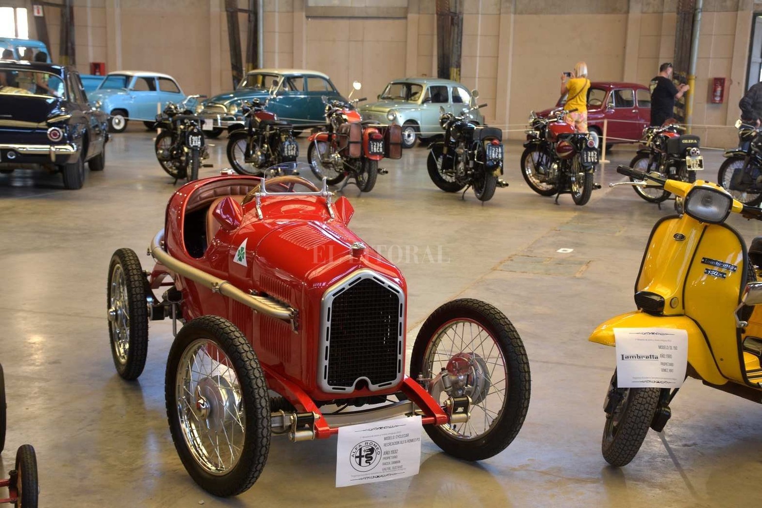Una exposición de autos antiguos hizo lucir con "encanto retro" a la Estación Belgrano.