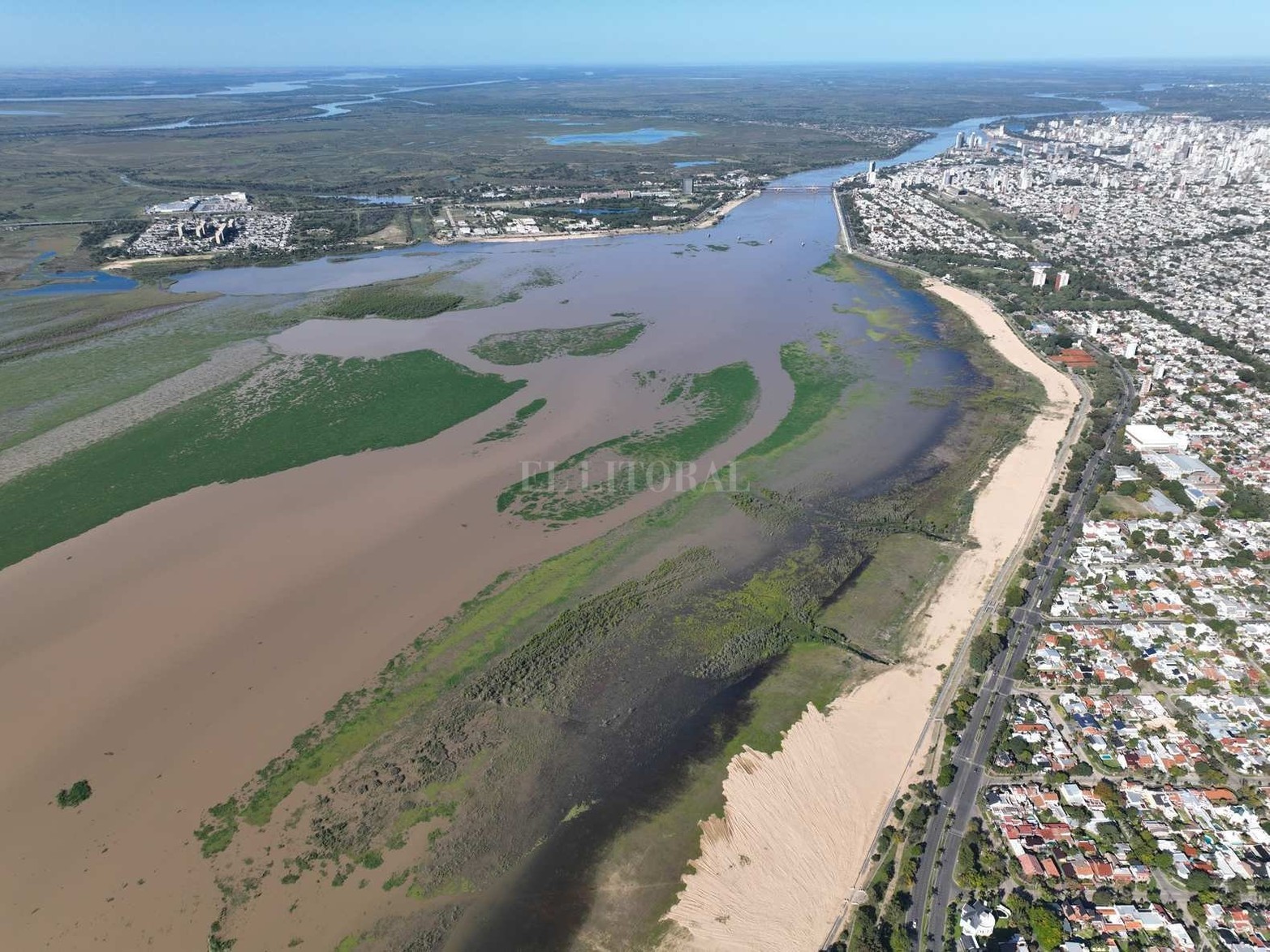 Desde el jueves 14 de abril el rio Paraná subió casi 70 cm. Este martes midió 2,57 metros en el puerto local. El paisaje ribereño cambió respecto al verano. Se cumplen las proyecciones del INA y el nivel se acerca a los 3 metros.