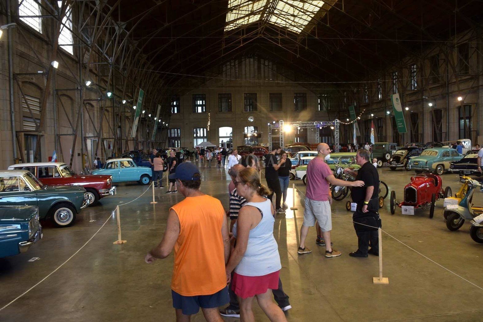 Una exposición de autos antiguos hizo lucir con "encanto retro" a la Estación Belgrano.