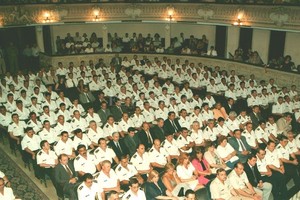 ELLITORAL_450330 |  Mercedes Pardo/Archivo El Litoral 1999. Un acto de colación de los flamantes oficiales de la Policía, en el Teatro Municipal. El gobernador Jorge Obeid, entre otras reformas de fondo, terminó con la Escuela de Oficiales de al Policía y creó el Instituto de Seguridad Pública. Ahora, un senador del PJ la impulsa con el respaldo del ministro de Seguridad, Jorge Lagna.
