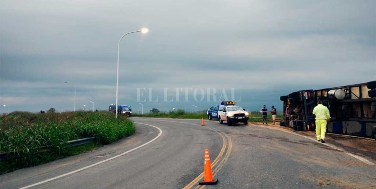 Volcó un camión en la Autopista Santa Fe - Rosario en la zona de acceso a Ruta 19