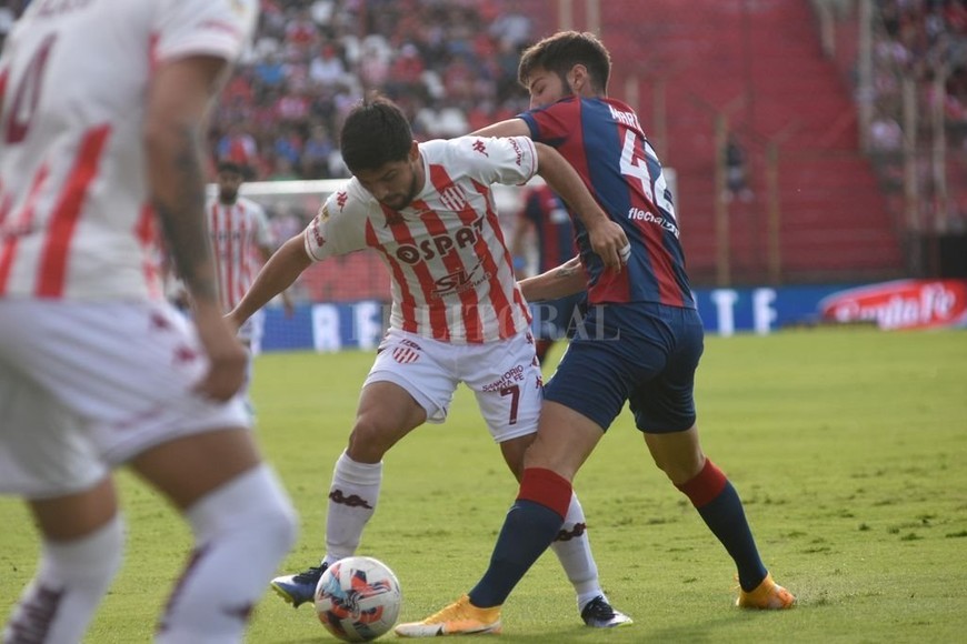 ELLITORAL_451516 |  Pablo Aguirre Mauro Luna Diale marcado por Martegani. El media punta tatengue estuvo casi ausente en el partido y no gravitó.