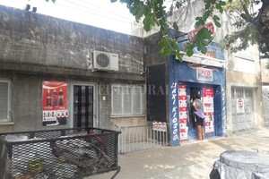 El Litoral Las colas de clientes son frecuentes frente al portón del almacén El Gringo.