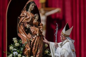 ELLITORAL_450952 |  AP Francisco, junto un estatua de la Virgen María y el Niño Jesús, en la Plaza de San Pedro, en el Vaticano, este Domingo de Pascua. (17.04.2022).