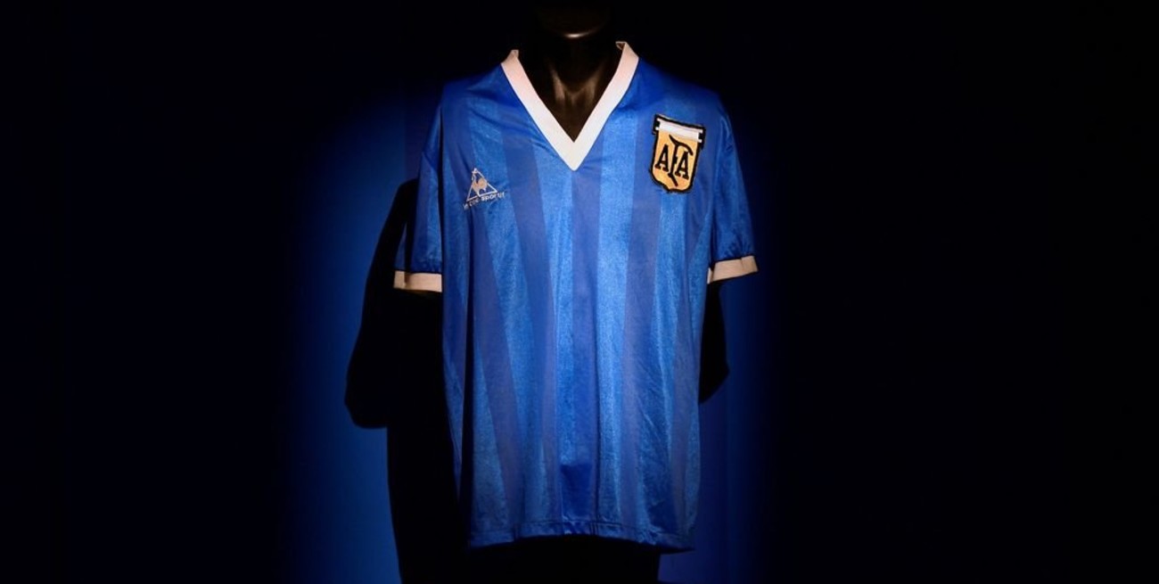 Con una millonaria oferta, comenzó la subasta de la camiseta que usó Maradona ante los ingleses en México 1986