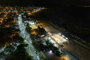ELLITORAL_449429 |  Municipalidad de Santa Fe Santa Fe, Costanera y fútbol. La imponente imágen aérea, donde se observa la cancha reglamentaria de Fútbol-Playa que montó la Conmebol en la ciudad. Los partidos son vibrantes y se vienen las dos mejores jornadas: sábado y domingo.