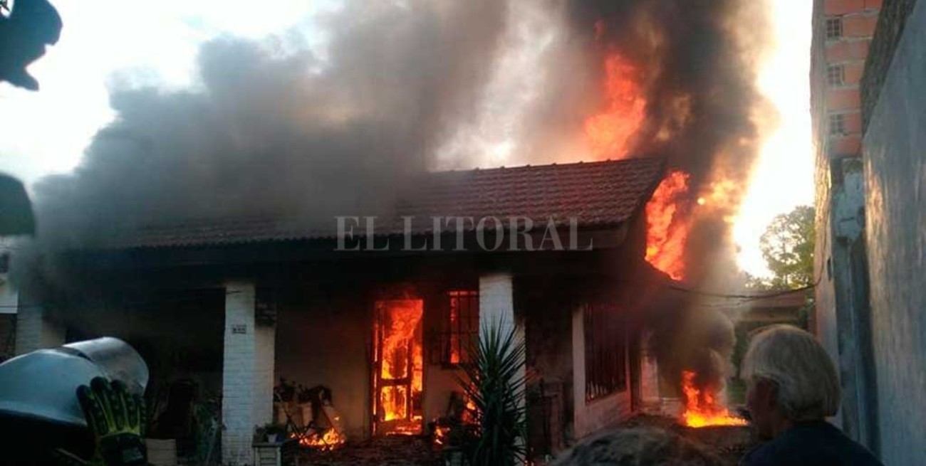 Voraz incendio en una vivienda en Sauce Viejo