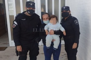 ELLITORAL_449874 |  El Litoral El Subinspector Daniel Viale y la Oficial Belén Cardozo posan junto a la madre agradecida y su bebé ya recuperado.