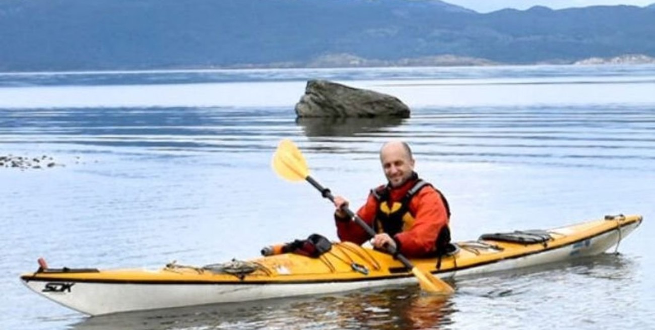 Buscan con buzos, helicópteros y veleros a un kayakista perdido en Ushuaia